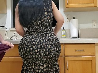Big Irritant Fucks su hijastro madrastra en chilling cocina después de ver a su gran Boner