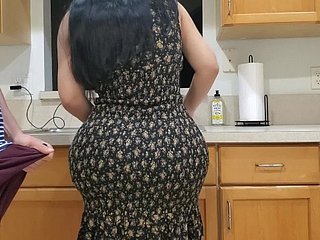 اللعنة STEPMOM في المطبخ