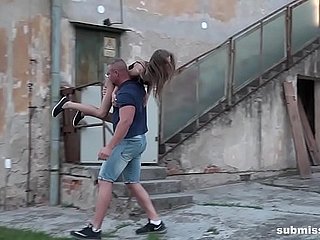 スキニーティーンサラ・ケイは、誘拐され、彼女の意思に反して犯さ