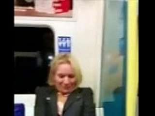 La donna ottiene Divergent Mentre in metropolitana locale!