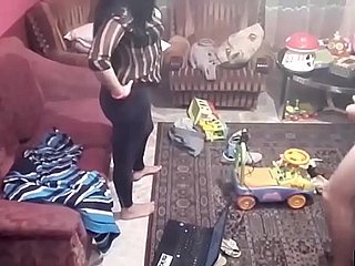 كاميرا تجسس تسجل الداعر زوجين في غرفة المعيشة. JAV245