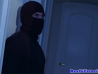 خاتون ایک نصف شب چور کی طرف سے assfucked