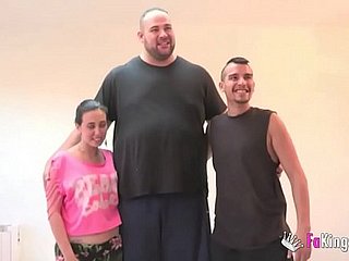 Un adolescente, un gigante e un grosso cazzo! porno popolare a FAKings!
