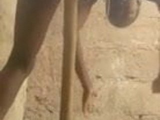 Afrikalı kadın süpürge sapı ile masturbates.