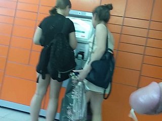 Las niñas reciben el paquete