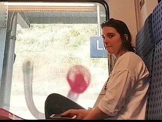 女孩采摘他们的鼻子和吃鼻屎