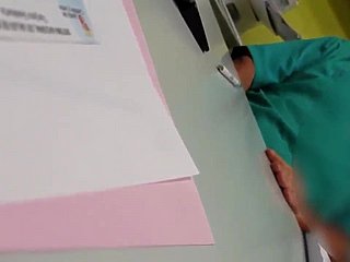 Seorang doktor melancap di hadapan pesakit