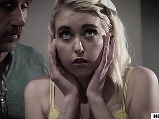 Big Daddy nghiêng và Bác fucks các teen - Chloe Cherry