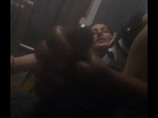 Gemeinsame Nutzung der Couch mit Bruder der Frau