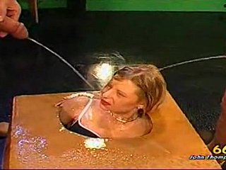 cadelas Kinky mijando humilhação pornô fetiche