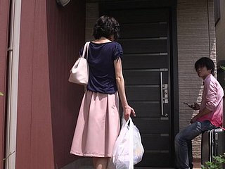 성숙한 루미 모치즈키는 하드 수탉을 처리하는 방법을 알고