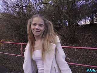 Adolescente Babe dà BJ nella foresta 1 - Agente pubblico
