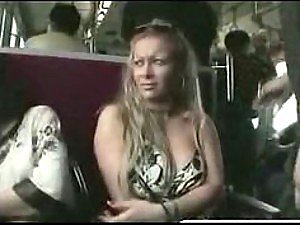Babes nghiệp dư Mastrubating trong chuyến đi đường