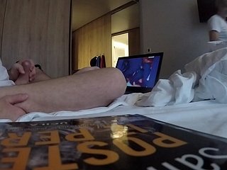 Dick fláceo a la criada del hotel