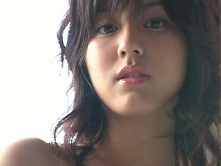 Babe Jepang yang menggoda Yumi Sugimoto berpose di pantai yang menunjukkan tubuhnya yang kurus