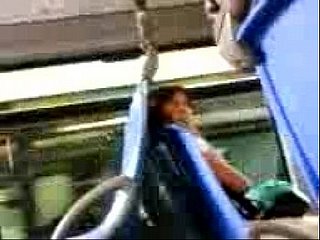 ديك وامض إلى امرأة مثيرة في الحافلة