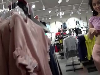Sesso pubblico al centro commerciale