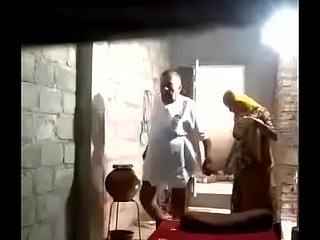 インドの老人はランディをクソします