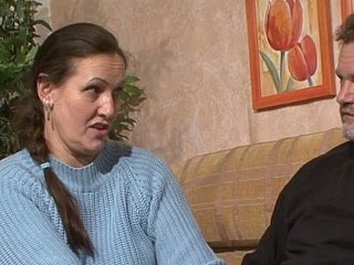 La vecchia coppia assetata esegue sesso orale sporco sul divano