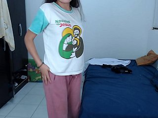 Mi Hermanita SEのPone Muy Caliente Caundo Se Cambia de Ropa  -  Ella es Virgen