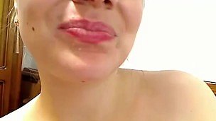 Suri rumah horny membolehkan suaminya menembak bebannya di mulut terbuka dia hidup di webcam