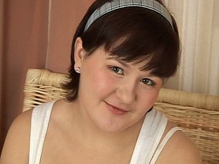 Пухлый брюнетка цыпочка Кейт любит иметь твердый член в ее отверстиях и рот