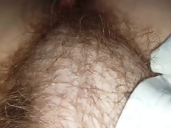 wifes despondent weiche nicht bewusst haarige Muschi unter den Laken