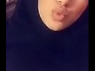 Frosty ragazza hijabi musulmana con grandi tette prende un membrane selfie X-rated