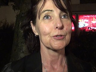 Yaramaz kadın, sert bir horoz emerken zevk alır - Joyce Mifle