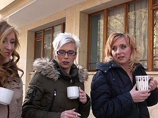 Angelica che si diverte durante il gruppo di gruppo with regard to soggiorno