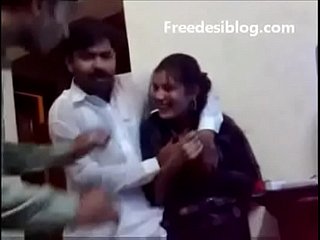 پاکستانی دیسی لڑکی اور لڑکا ہاسٹل کے کمرے میں لطف اٹھاتے ہیں