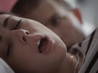 Nastolatka Unlit położyła się ze swoim bratem przy tym samym łóżku i nie żałowała tego