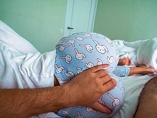 üvey kardeş uyanır ve porno izlerken üvey kardeş cum yardım eder - creampie