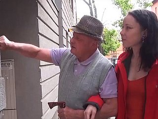 Bardzo szczęśliwy dzień dla napalonego dziadka