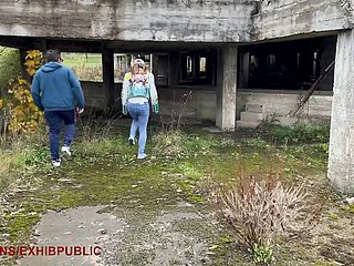 Настоящая любительская девушка занимается сексом на публике с теггером, он кончает на меня