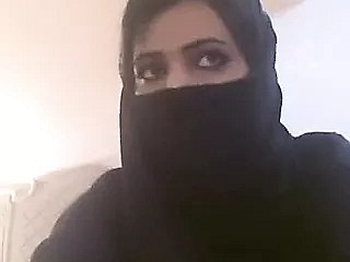 ヒジャーブのアラブの女性は彼女のおっぱいを見せています