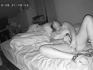 Istri panas menemukan kamera tersembunyi dan mengadakan pertunjukan