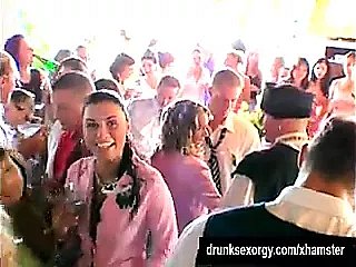 Düğün fahişeleri halka açık bir