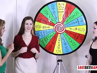 3 فتيات جميلات للغاية يلعبون لعبة من الشريط تدور العجلة