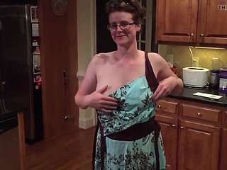 Georgia MILF Jessica se déshabille dans la cuisine