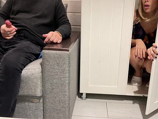 Stepmom ditangkap Stepson Jerking Missing dan membantunya untuk merangkap CREampie cepat