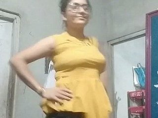 Sıkı bluz ve sütyen ve iç çamaşırında teyze