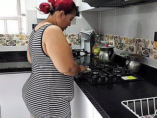 Uwodzimy macochę na pieprzenie się w kuchni