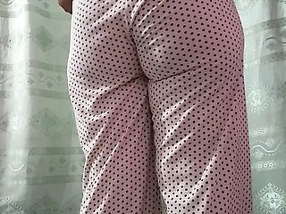Karachi süßes Mädchen, das Hipe zeigt