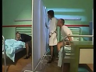 Kadın hemşire sıcak bir hastaneye başlıyor 4 yollu