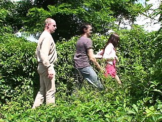 Gadis remaja yang cantik mendapat have a passion oleh dua batang berhampiran jalan