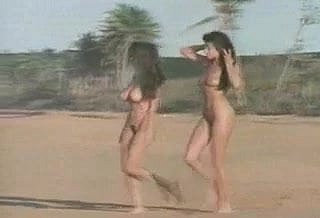 İki çıplaklık plaj bebek