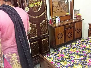 Саудовская большая задница горячая мачеха во время гладения одежды, пасын