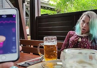 Kawalan orgasme jauh dari stepister saya di bar!