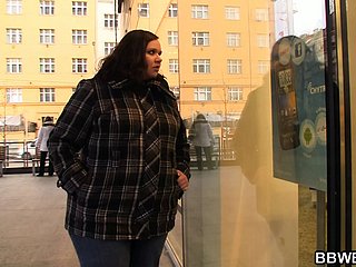 Большой жир живота поднялся и ударил сзади